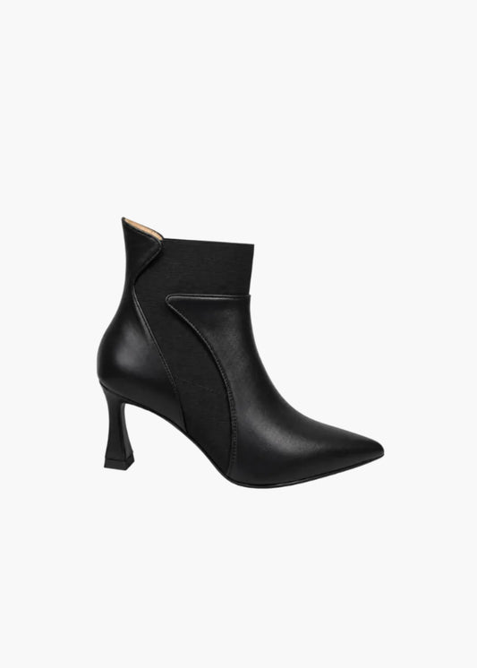 Pointed-toe hourglass-heel ankle boot | Andrea Pinto