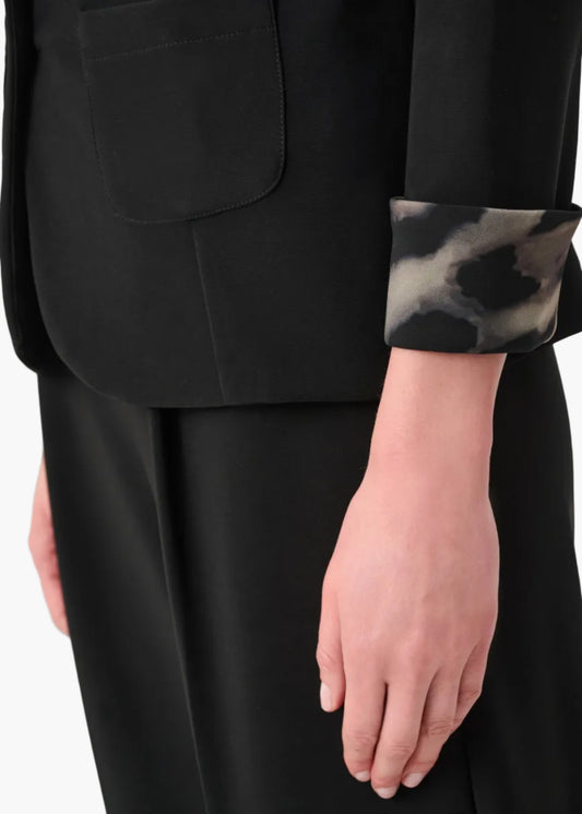 JOSEPH RIBKOFF BLAZER ADERENTE IN MAGLIA SETOSA CON POLSINI REGOLABILI
