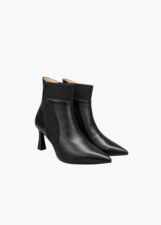 Pointed-toe hourglass-heel ankle boot | Andrea Pinto